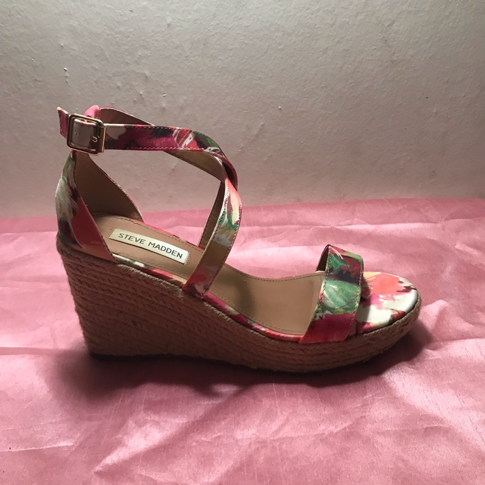 Steve Madden Wedge Flowers Sandals.